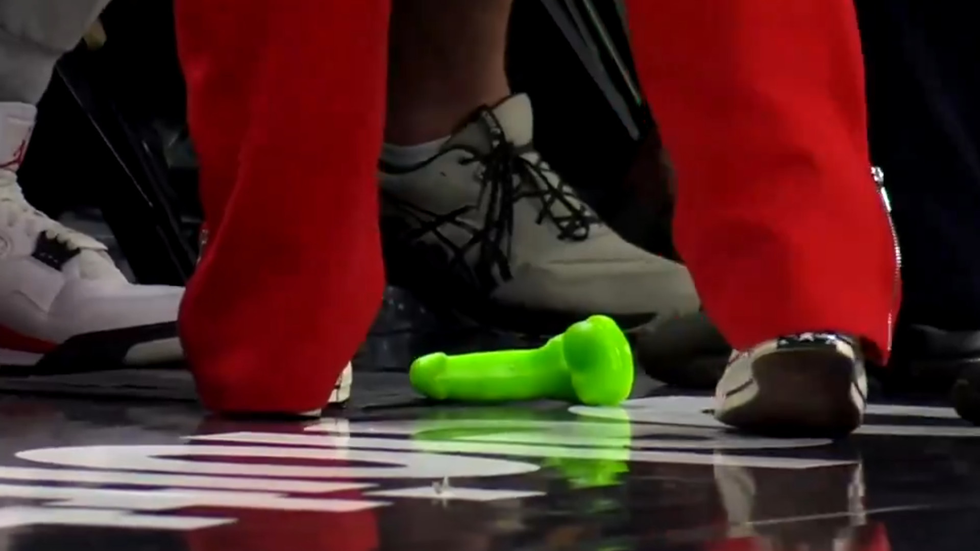 사람들이 WNBA 경기 중에 녹색 딜도를 던지는 이유는 무엇입니까? 설명은 더욱 터무니없다 - - Gamereactor