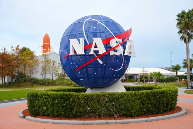 NASA가 달 표면에 200억 달러 규모의 영구 기지를 건설한다고 발표하다