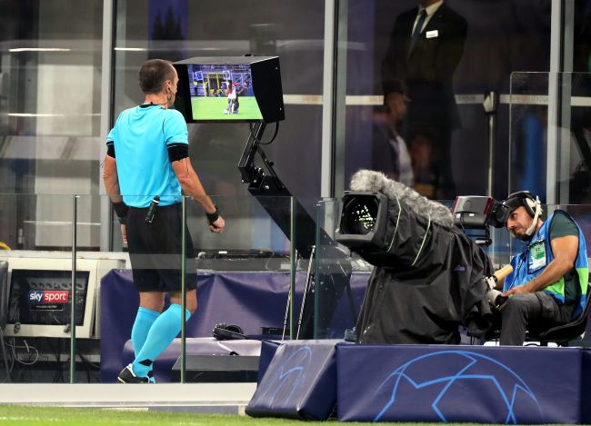 UEFA는 VAR의 올바른 사용을 보여주기 위해 비디오 라이브러리를 공개하여 더 큰 명확성과 투명성을 제공하고자 했습니다
