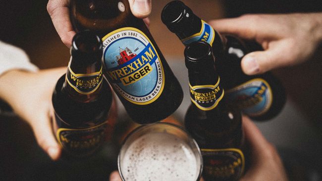 라이언 레이놀즈(Ryan Reynolds)와 롭 맥엘헤니(Rob McElhenney)는 현재 웨일스 라거 양조장을 운영하고 있습니다