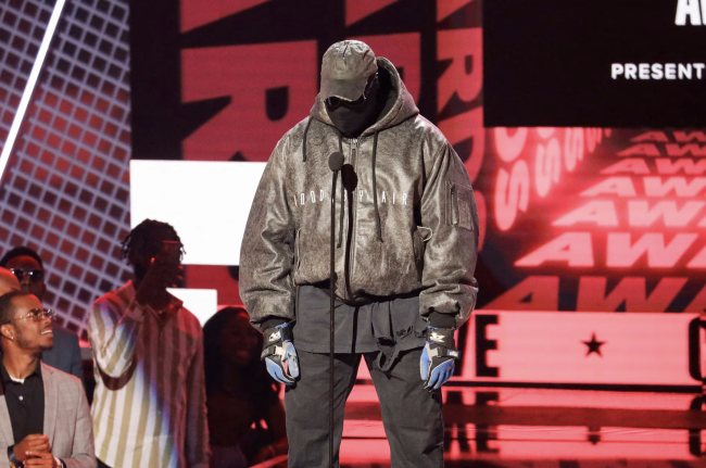 카니예 웨스트가 영국 입국 금지 조치로 와이어리스 페스티벌이 취소됨