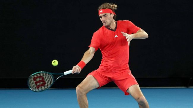 스테파노스 치치파스, 아서 필스에게 6-0, 6-1로 패배: 1년 동안 3라운드 탈락에 갇혔다