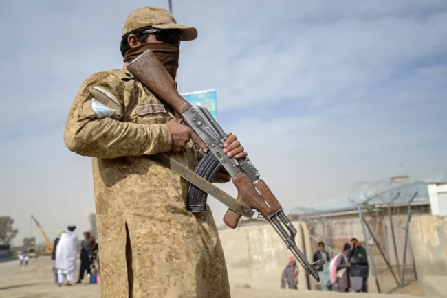파키스탄과 아프가니스탄군이 며칠간의 적대 행위 끝에 국경에서 충돌하다
