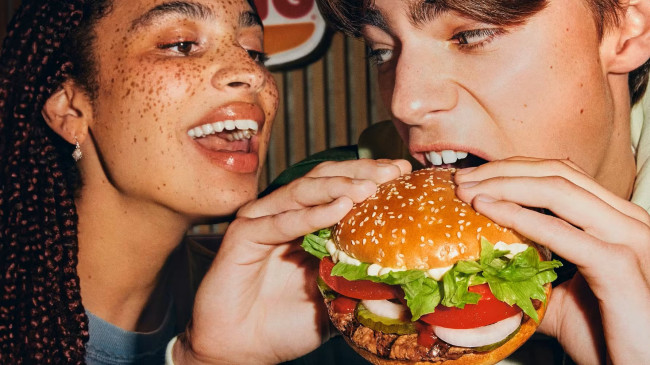 새로운 AI 시스템이 버거킹의 직원 친화도를 모니터링합니다