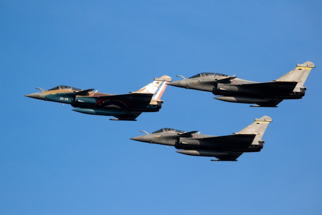 인도네시아는 프랑스로부터 대규모 방위 업그레이드를 위한 최초의 라팔 전투기를 받았습니다