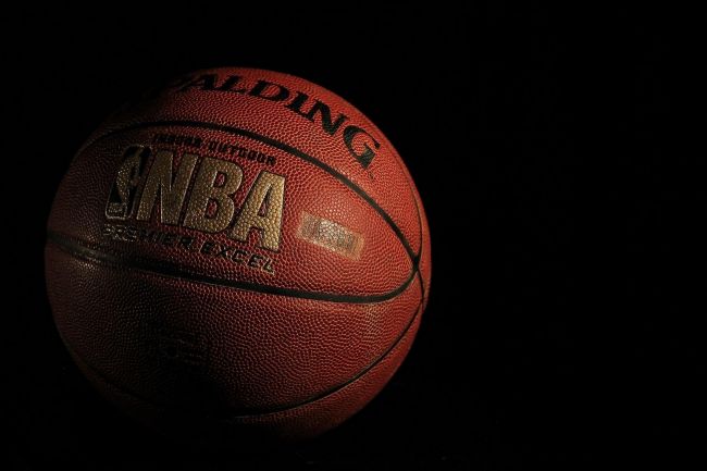 NBA 플레이오프 두 라운드를 거친 후 썬더, 레이커스, 캐벌리어스가 첫 리드를 잡았다