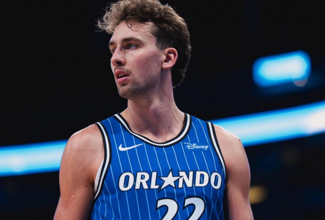 NBA 경기를 앞두고 베를린에서 수백 명의 팬들에게 환영받는 프란츠와 모리츠 바그너 부부가 있습니다