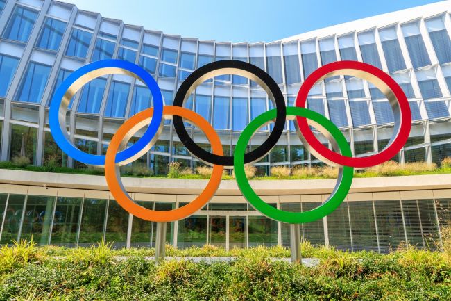 프랑스 체육부 장관은 IOC의 유전자 검사 결정을 "후퇴"라고 비판하다
