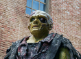 Peter Dinklage는 첫 번째 티저 예고편에서 The Toxic Avenger 로 나쁜 놈들을 때려눕힙니다.