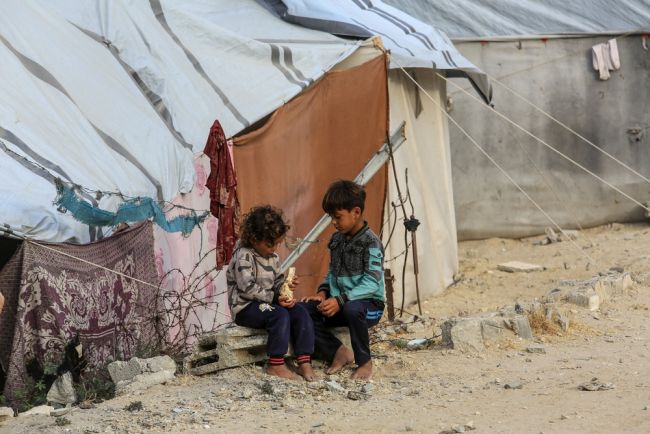 이스라엘, 가자지구 전역에 대규모 기아 보고가 퍼지자 원조 "포위" 혐의로 비난