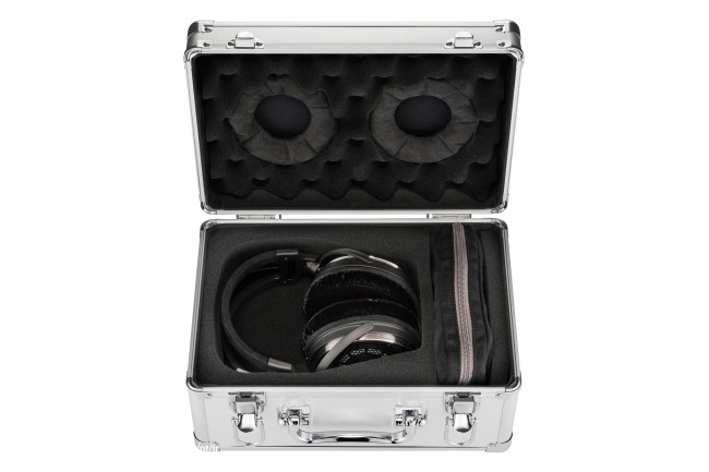 Audio-Technica ATH-ADX7000는 현재까지 일본 브랜드의 가장 고급스러운 헤드폰입니다.