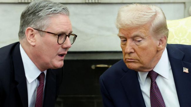 트럼프는 우크라이나 안보 서약에 대한 스타머의 요구를 일축한다.