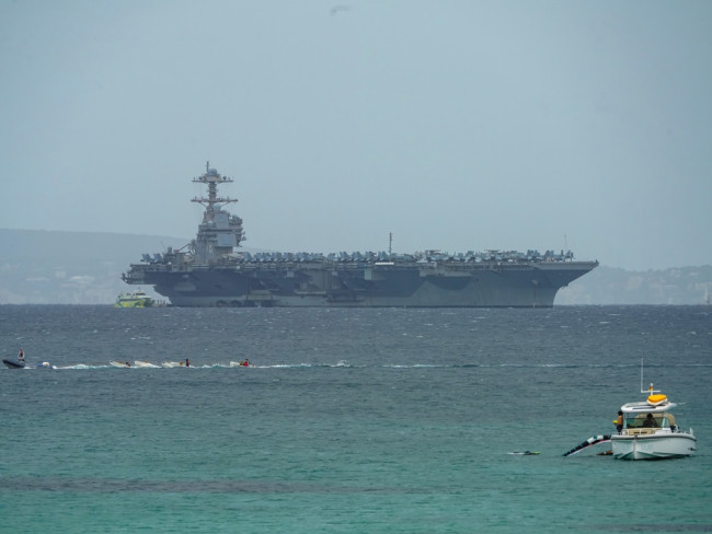 트럼프, 전투기를 보내 이란의 문을 "부수고"