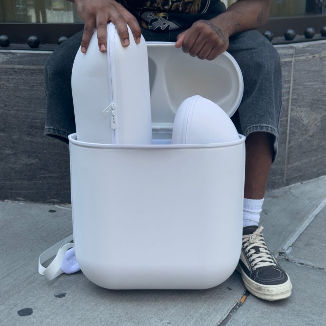 Bravest Studios는 AirPods를 기반으로 백팩을 만듭니다.