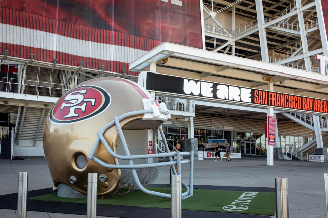 NFL 팀 샌프란시스코 49ers와 리즈 유나이티드, 레인저스의 구단주 제드 요크가 매춘 청뢰 혐의로 체포되었다