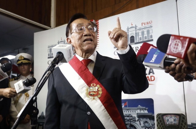 호세 마리아 발카사르가 10년 만에 페루의 8번째 대통령이 되었다