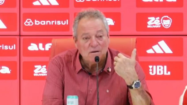 브라질 감독, 동성애 혐오 발언 후 불행한 사과를 했다: "색깔이 성별을 정의하지 않는다, 인격을 정의한다"