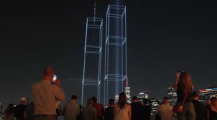 9/11 25년 만에 뉴욕시에서 드론 라이트쇼로 다시 솟아오른 세계 무역 센터 쌍둥이 빌딩