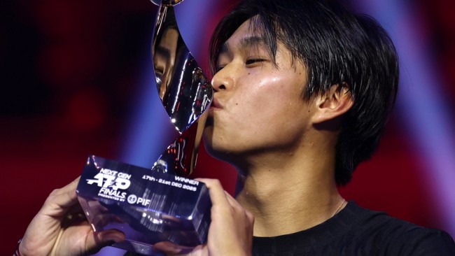 20세의 미국 유보 티엔, 올해 마지막 ATP 대회를 들어 올리다