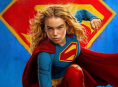 Supergirl 이 완전히 새로운 예고편에서 뜨겁고 미친 듯이 등장합니다