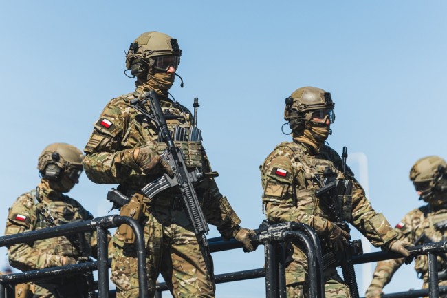 폴란드군, 러시아의 "국가 테러"로부터 주요 전력망 부지를 보호하기 위해 개입하다