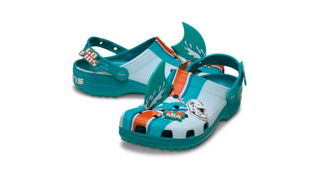 CROCS cooperates with NFL for the official or blocked line.
