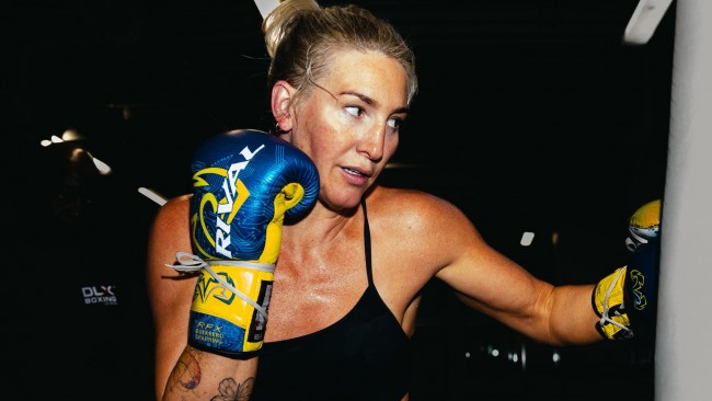 미국의 미카엘라 메이어(Mikaela Mayer)가 메리 스펜서(Mary Spencer)를 꺾고 새로운 통합 슈퍼웰터급 세계 챔피언이 되었습니다.