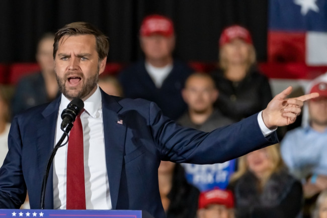 밴스는 트럼프가 "장기적인 이란 전쟁을 허용하지 않을 것"이라고 주장한다