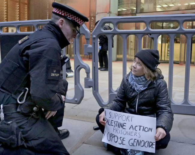 그레타 툰베리, 런던 친팔레스타인 시위에서 체포된 후 보석으로 석방