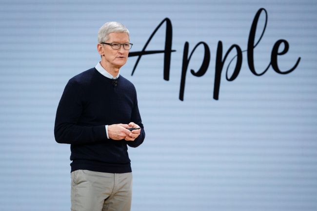 팀 쿡은 15년간 CEO로 재직한 후 Apple CEO직에서 물러납니다