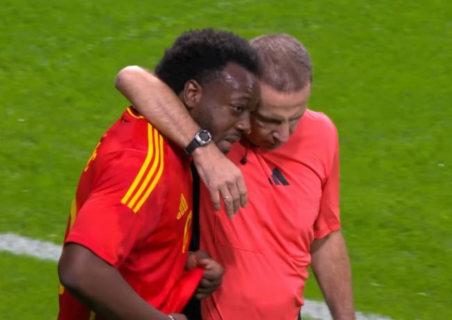 인종 차별적 모욕으로 스페인에서 YouTube 사용자 간의 친선 축구 경기가 중단되었습니다.