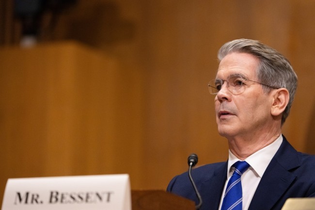 트럼프 재무장관이 다보스 포럼을 앞두고 덴마크를 "무관하다"고 선언하면서 미-EU 균열이 심화됨