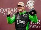 니코 헐켄버그(Nico Hulkenberg)가 15년 만에 처음으로 포디엄에 오른 후 F1 드라이버들의 축하를 받고 있다.