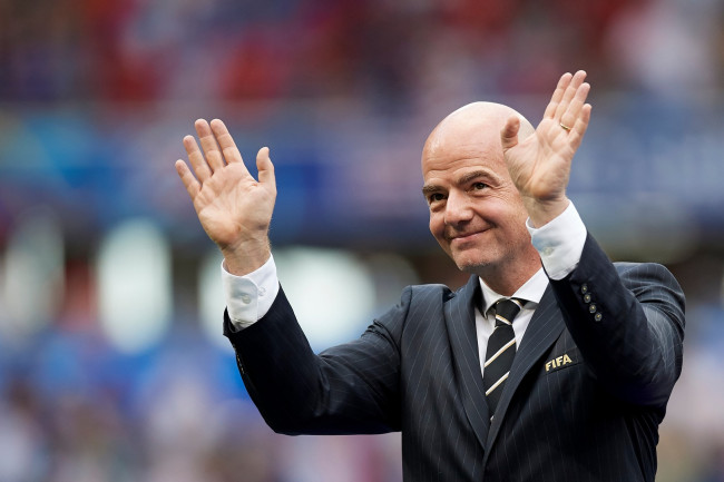 FIFA 회장 지아니 인판티노는 월드컵 일부를 민영화하려는 자신의 계획을 지원하기 위해 국가들을 "뇌물"으로 주고 있다