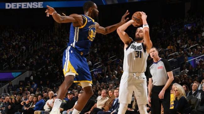 워리어스와 매버릭스는 48개의 3점슛을 기록하며 NBA 역사를 새로 썼습니다.