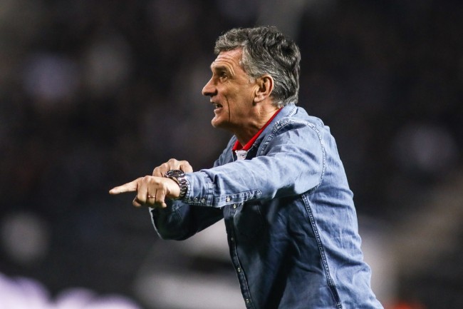 올림피아코스 감독, 바르사와의 경기에서 심판에 대해 불평: "우리가 경기에 들어가자마자 그들은 우리를 빼냈다"