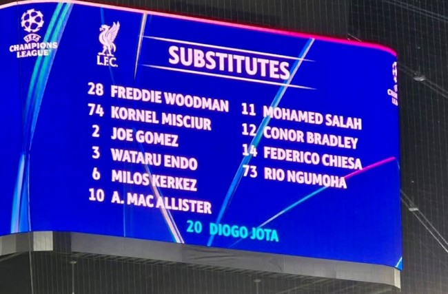 리버풀 방문에서 디오구 조타를 기리기 위한 아인트라흐트 프랑크푸르트의 아름다운 제스처