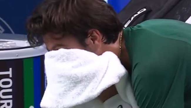 알레한드로 타빌로가 청두 오픈에서 로렌조 무세티를 기절시켰고, 이탈리아인은 챔피언십 포인트 2개를 놓친 후 눈물을 흘렸습니다.