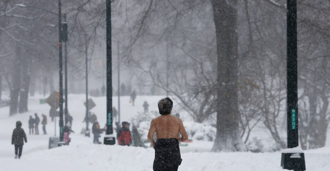 미국 동부 해안에 기록적인 눈이 내리면서 5,000편 이상의 항공편이 취소되었습니다